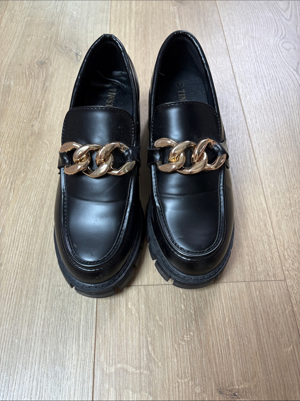 Womens Black Leather Chain-Trim Loafers